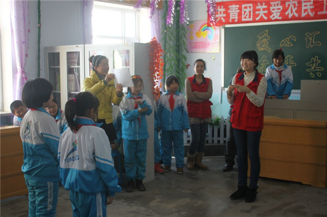 bte365官网集团自愿者到东苑幼学与农夫工孩子共做游戏.jpg bte365官网集团自愿者到东苑幼学与农夫工孩子共做游戏.jpg